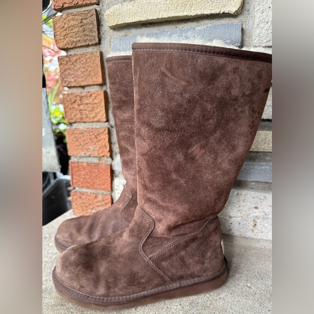 UGG BROWN ZIP UP BOOTS